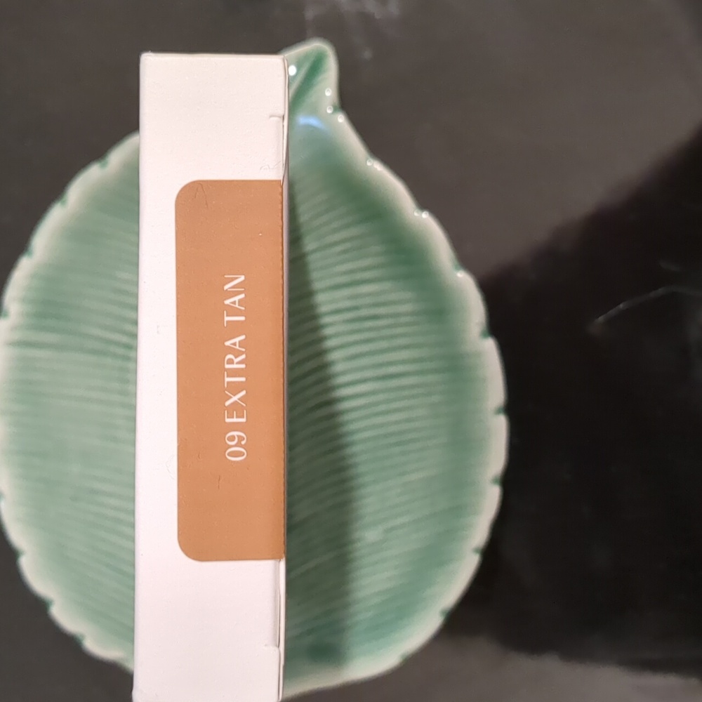 Pressed Powder Compact - Picture 2 of 4